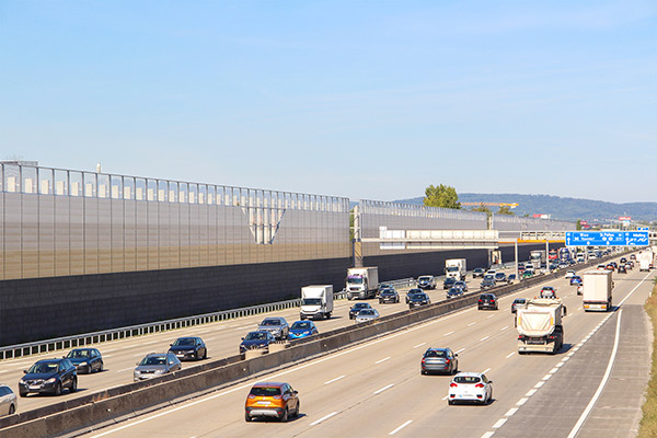 Lärmschutzwand aus Aluminium an einer vielbefahrenen Autobahn